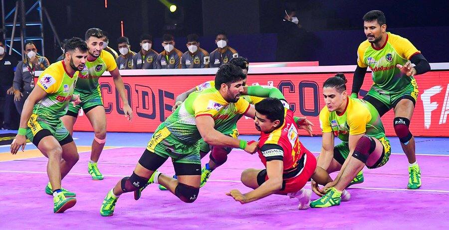 Pro Kabaddi: पवन सहरावत का सुपर 10 नहीं आया काम, सुनील ने 9 शिकार कर पटना पायरेट्स को बेंगलुरु बुल्स के खिलाफ दिलाई जीत pro kabaddi league season 8 patna pirates beat bengaluru bulls sunil pawan sehrawat neeraj mohammadreza saurabh nandal mahender singh Pro Kabaddi: पवन सहरावत का सुपर 10 नहीं आया काम, सुनील ने 9 शिकार कर पटना पायरेट्स को बेंगलुरु बुल्स के खिलाफ दिलाई जीत