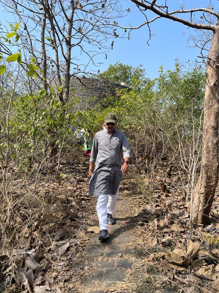 तसेच किनवट माहूर क्षेत्रात मोठ्या प्रमाणात जंगल सफारी व पर्यटन विकासास याठिकाणी मोठा वाव असल्याचेही प्रामुख्याने नमूद केले.