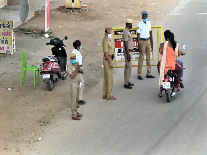 நெல்லையில் முழு ஊரடங்கு - தீவிர கண்காணிப்பில் போலீசார்; சட்டவிரோதமாக   விற்பனை செய்த மதுபாட்டிகள் பறிமுதல்;