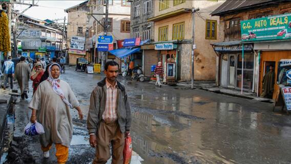 Srinagar: Terrorists lobes grenade on security forces in Saraf Kadal