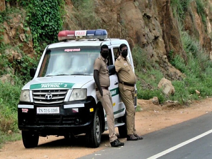 நெல்லையில் முழு ஊரடங்கு - தீவிர கண்காணிப்பில் போலீசார்; சட்டவிரோதமாக   விற்பனை செய்த மதுபாட்டிகள் பறிமுதல்;