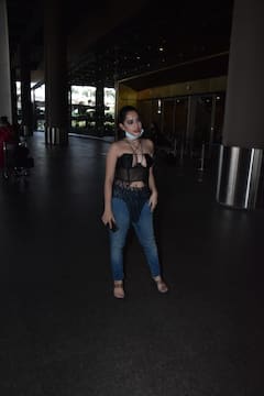 फैशन है या बवाल...Urfi Javed के एयरपोर्ट लुक को देख फैंस ने पूछा उनसे ये सवाल