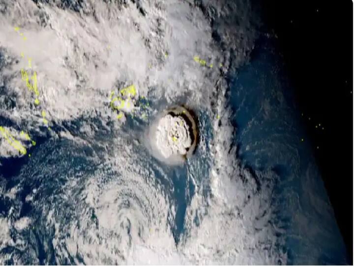Tonga Tsunami massive underwater tonga volcanic eruption felt around world न्यूझीलंडजवळच्या टोंगा समुद्रात ज्वालामुखीचा उद्रेक; जपानला त्सुनामीचा तडाखा, अमेरिका आणि ऑस्ट्रेलियालाही अलर्ट