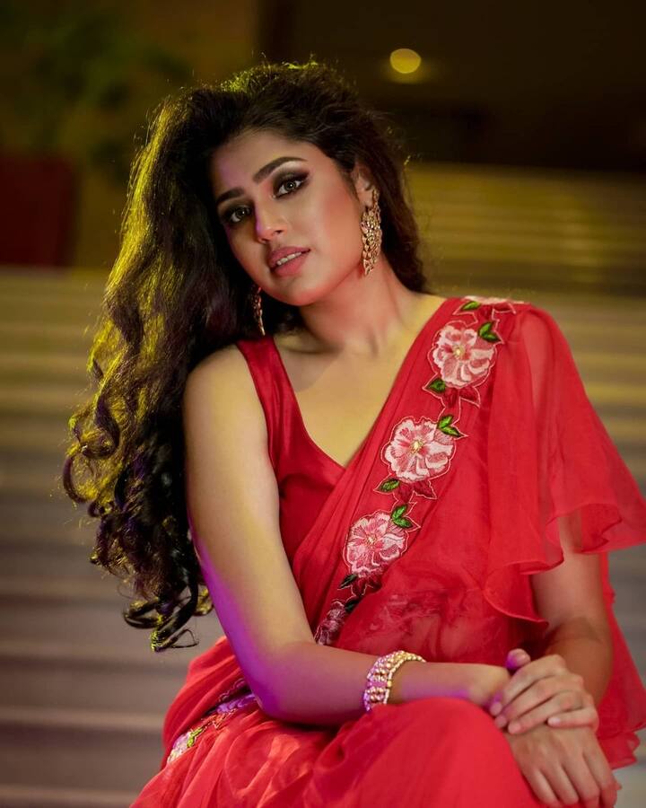 बॉलीवुड की सुपरहिट एक्ट्रेसेज को फारिया अब्दुल्ला खूबसूरती के मामले में कड़ी टक्कर देती हैं.