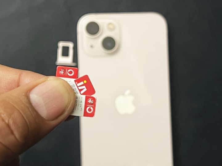 what is E-SIM and how to use 5 phone numbers in iPhones at one time E-Sim Trick: जानिए क्या होता है ई-सिम? एक साथ फोन में कैसे चलाएं 5 फोन नंबर