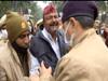 UP Assembly Election 2022: टिकट नहीं मिलने से नाराज हुआ सपा नेता, पार्टी ऑफिस के बाहर की आत्मदाह की कोशिश