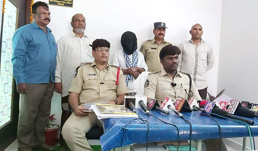 Kurnool News: A person Arrested in Collection of money in the name of Collector PA Kurnool కలెక్టర్ పీఏని అని చెప్పి డబ్బులు డిమాండ్.. నిందితుడికి ఊహించని ట్విస్ట్ ఇచ్చిన పోలీసులు