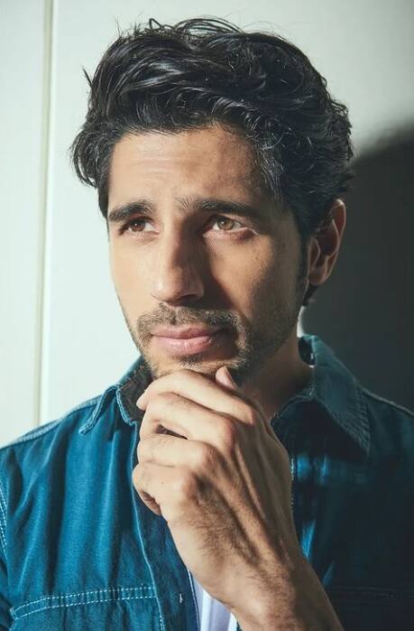 আজ সিদ্ধার্থ মলহোত্রর জন্মদিন। জানতেন কি, অভিনয়ে আসার আগে 'মাই নেম ইজ খান' ছবিতে সহ-পরিচালনার কাজ করেছেন এই অভিনেতা।