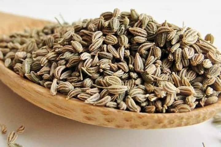 ડીપ ફ્રાઇ આઇટમમાં અજમાનો કરો ઉપયોગ :આપને અજમા પસંદ હોય તો આપ ડ઼ીપ ફ્રાય આઇટમમાં પણ અજમા નાખી શકો છો. સમોચા, કચોરી  પકાડો, જેવી ડીપ ફ્રાય આઇટમમાં પણ આપ અજમાનો ઉપયોગ કરી શકો છો.