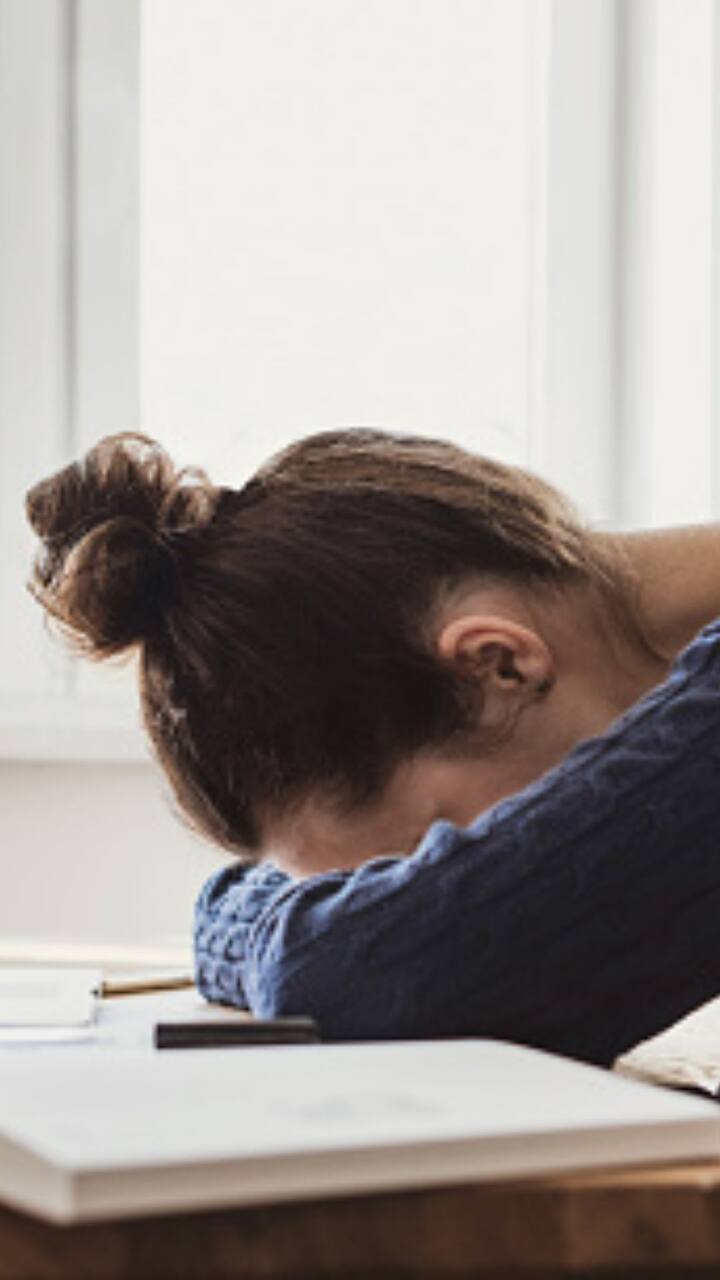 অসময়ে কর্মক্ষেত্রে ঘুম অনেক কিছুর উপর প্রভাব ফেলতে পারে। কর্মক্ষেত্রে অলসতা এবং ঘুমের অনুভূতি আপনার কর্মক্ষমতাকেও প্রভাবিত করে।