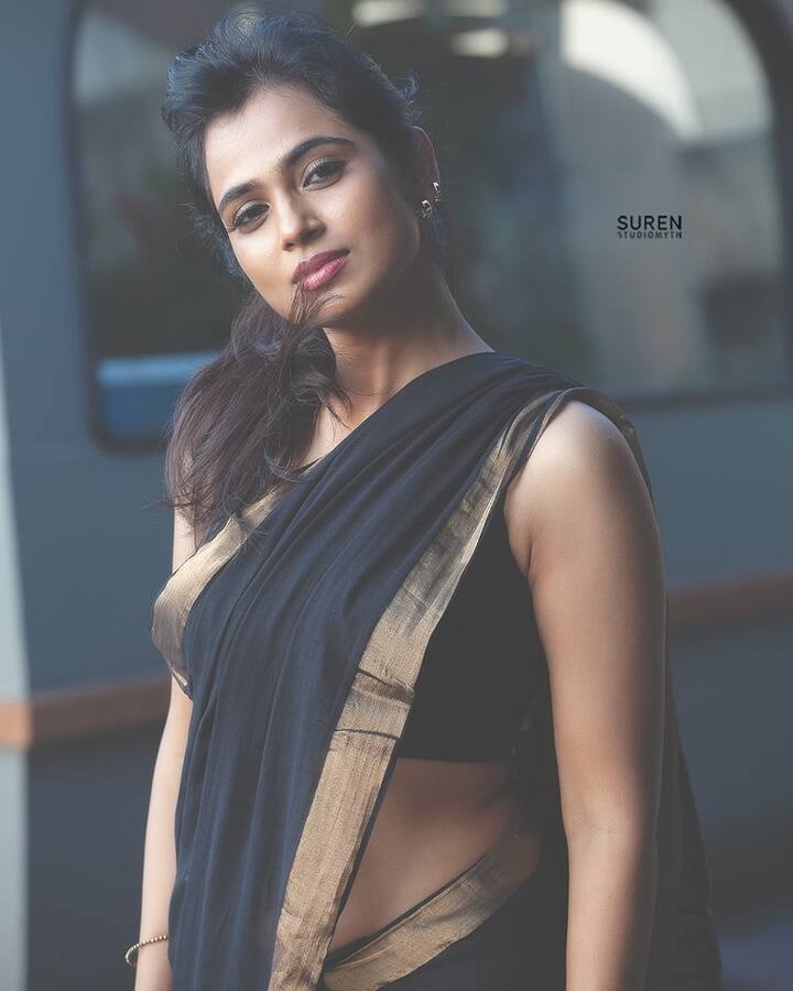 உன்னை என்னை ரசிக்க வைச்ச...... கண்ணு முழி கருப்பு தான்