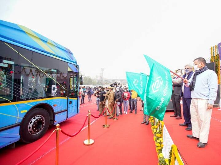 Delhi News: CM Arvind Kejriwal launches DTC first electric buses DTC Electric Buses: सीएम अरविंद केजरीवाल ने डीटीसी की पहली इलेक्ट्रिक बसों को दिखाई हरी झंडी, बोले- ये नए युग की शुरुआत