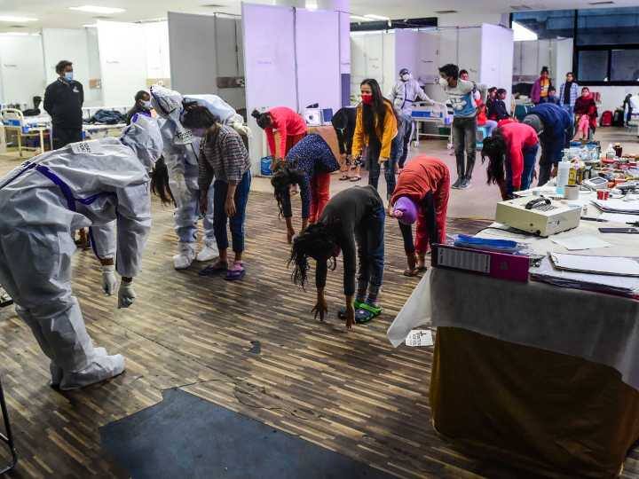 दिल्ली सरकार द्वारा आज जारी हेल्थ बुलेटिन के मुताबिक़ होम आइसोलेशन में इस वक्त 68,275 मरीज़ हैं. जबकि पिछले 24 घंटे में 18,340 मरीज़ डिस्चार्ज भी हुए हैं. इसके साथ ही कैंटोनमेंट जोन्स की संख्या भी बढ़कर अब 34,958 हो गयी है. दिल्ली के अस्पतालों में भर्ती मरीज़ों की संख्या पर नज़र डालें तो दिल्ली में इस वक्त 2784 मरीज़ अस्पतालों में भर्ती हैं, जिनमें 833 मरीज़ आईसीयू बेड पर भर्ती हैं तो वहीं 909 मरीज़ ऐसे हैं जो ऑक्सीजन बेड या वेंटिलेटर पर भर्ती है.