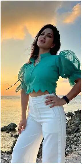 সচরাচর সানি লিওনেকে এমন পোশাকে দেখা যায় না। সম্প্রতি তিনি যে ছবিগুলি শেয়ার করেছেন সোশ্যাল মিডিয়া হ্যান্ডলে, তাতে তাঁর দিক থেকে চোখ সরাতে পারছেন না নেট নাগরিকরা।