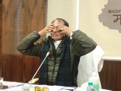 MP Corona News: सीएम शिवराज सिंह चौहान ने कोरोना मरीजों को सिखाए प्राणायम के गुर, देखें वीडियो