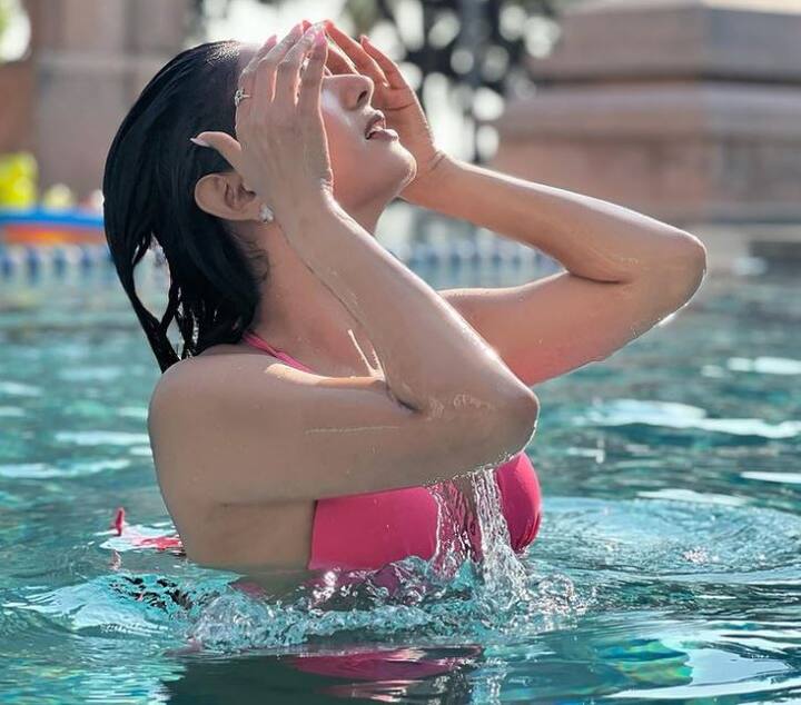 જન્નત એક્ટ્રેસ સોનલ ચૌહાણનો બોલ્ડ લુક ચાહકોને ખૂબ જ પસંદ આવી રહ્યો છે અને તમામ તસવીરોમાં તેના વખાણ કરી રહ્યા છે. એક્ટ્રેસે પિંક બિકિનીમાં તસવીરો શેર કરી છે.