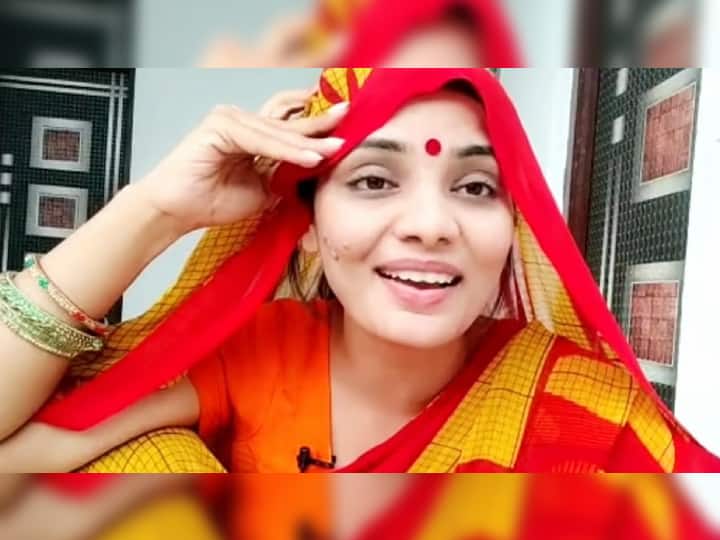 VIDEO: Neha Singh Rathore sang UP Mein Ka Ba, Attack on CM Yogi Adityanath taking UP Election 2022 VIDEO: ‘बिहार में का बा’ के बाद आया ‘यूपी में का बा’, योगी आदित्यनाथ पर तंज, गाया- बाबा के दरबार में खत्तम रोजगार बा