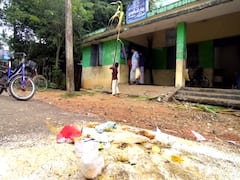 பொங்கல் பரிசுத்தொகுப்பை சாலையில் கொட்டி போராட்டம் - பொங்கல் பண்டிகை முடிந்து பரிசுத்தொகுப்பை வழங்கியதாக புகார்