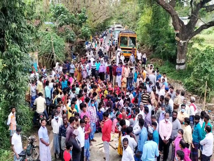 பொங்கல் பரிசுத்தொகுப்பை சாலையில் கொட்டி போராட்டம் - பொங்கல் பண்டிகை முடிந்து பரிசுத்தொகுப்பை வழங்கியதாக புகார்