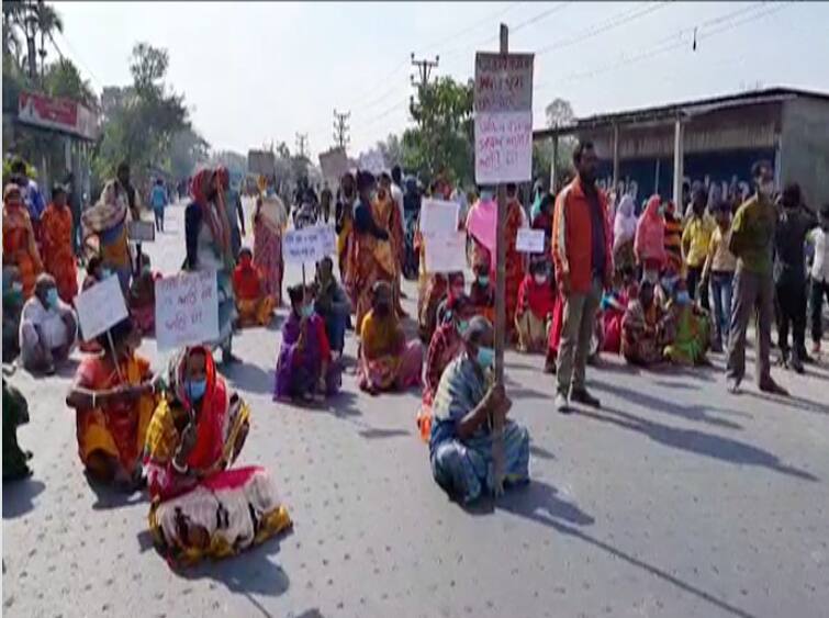 Cooch Behar Aggitation takes violent turn protesters hurled bricks at police demanding arrest of molesters Cooch Behar News : মহিলাকে নিগ্রহকারীদের গ্রেফতারের দাবিতে ধুন্ধুমার ঘুঘুমারি, পুলিশ অবরোধ তুলতে গেলে ধস্তাধস্তি, ইটবৃষ্টি