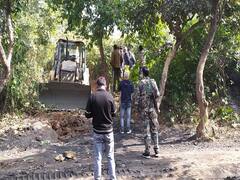 Dumka News: दुमका में कोयले के अवैध कारोबार पर चली JCB, 24 से ज्यादा खदाने कराई गईं बंद