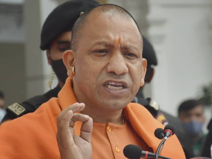 Aligarh Corona News: Yogi Adityanath said The new variant Omicron is not as dangerous as the first and second wave of corona ANN UP News: अलीगढ़ में बोले सीएम योगी- कोरोना की तीसरी लहर कम खतरनाक, ओमिक्रोन को लेकर कही ये बात