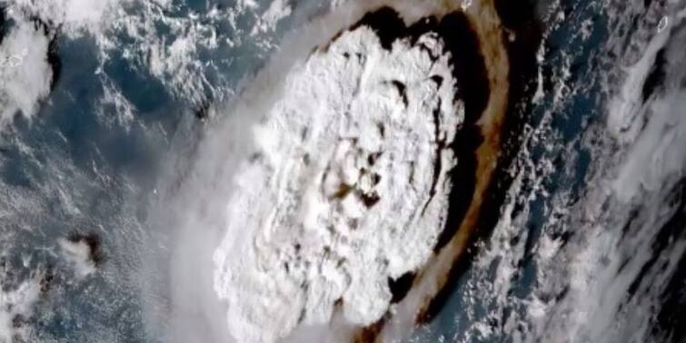 Tonga underwater Volcano Eruption causes Tsunami and earthquake massive damage reported Tonga Volcano Eruption: টঙ্গায় সমুদ্রের নীচে আগ্নেয়গিরিতে বিস্ফোরণ, বিপুল ক্ষয়ক্ষতির আশঙ্কা