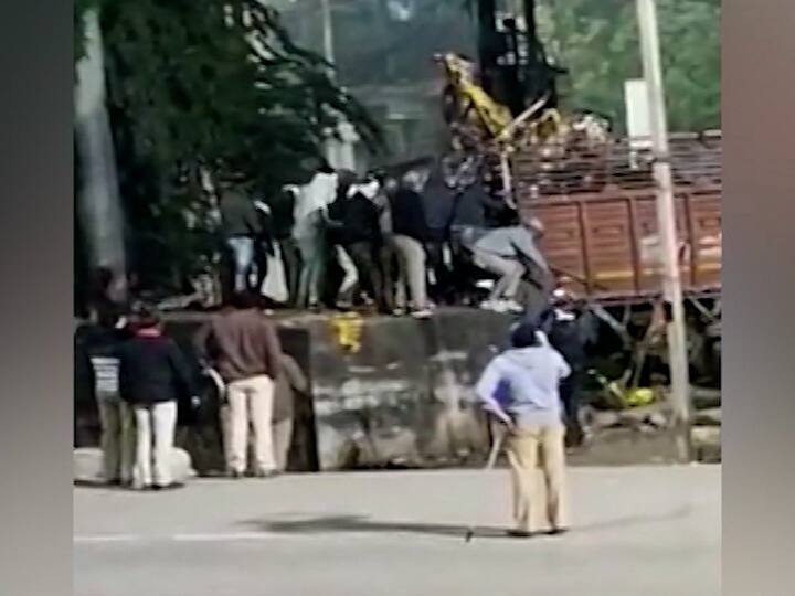 Statue of Chhatrapati Shivaji Maharaj removed from Daryapur in Amravati Maharashtra action taken by Municipal Corporation and Police अमरावतीच्या दर्यापूरमधील छत्रपती शिवाजी महाराजांचा पुतळा हटवला, नगरपालिका आणि पोलिसांची कारवाई