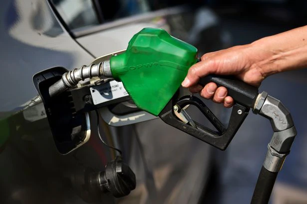 Petrol diesel price hike of Rs 12 possible to compensate oil companies Petrol Diesel: तेल कंपन्यांच्या नुकसान भरपाईसाठी पेट्रोल-डिझेलच्या किंमतीत 12 रुपयांची वाढ शक्य; ICICI सिक्योरिटीजचा दावा