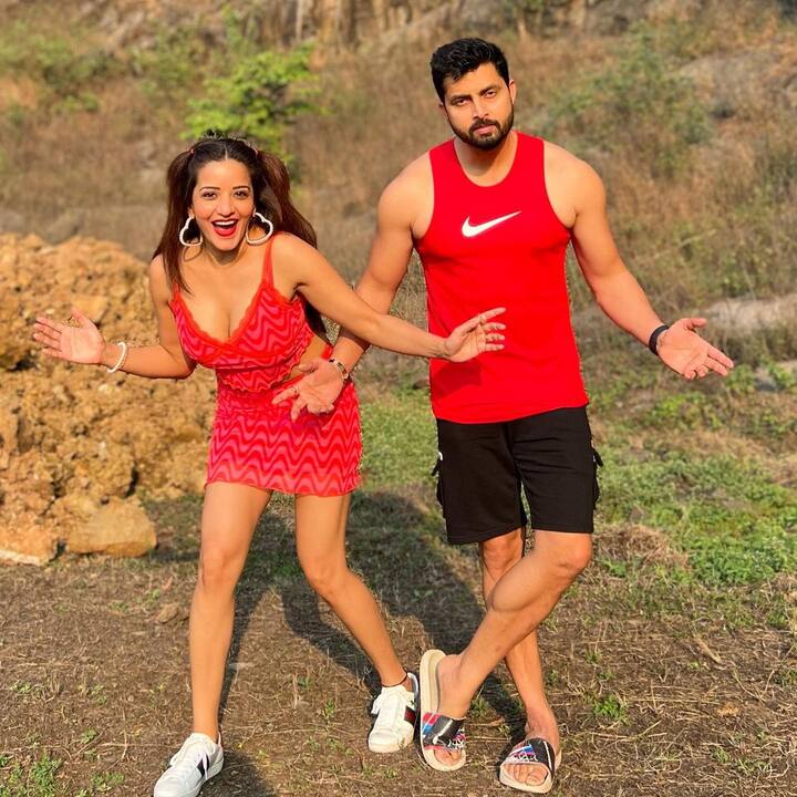 इस कपल के बारे में बात करें तो दोनों ने शादी से पहले दोनों ने कुछ सालों तक एक दूसरे को डेट किया था. खबरें है कि दोनों काफी वक्त तक लिव इन रिलेशनशिप में रहे थे. वहीं विक्रांत ने खास अंदाज में मोनालिसा को प्रपोज भी किया था.