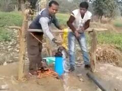 Balrampur News: जब बोरवेल से अचानक निकलने लगा बेहद गर्म पानी, इस अचरज को देखने उमड़ी लोगों की भीड़