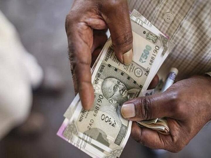 आपको बता दें अगर वेंडर पीएम स्वनिधि स्कीम में मिलने वाले लोन का नियमित पुनर्भुगतान करता है तो उसे 7 फीसदी सालाना की ब्याज सब्सिडी का प्रावधान किया गया है. ब्याज सब्सिडी की राशि सीधे लाभार्थी के बैंक अकाउंट में तिमाही आधार भेजी जाएगी. अगर आप लोन का समय पर पेमेंट करते हैं तो आपकी सब्सिडी आपके खाते में आ जाएगी.