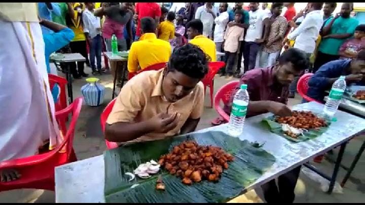 Watch Video| தருமபுரியில் கொரோனா ஊரடங்கிலும் கோலாகலமாக நடந்த சில்லி சிக்கன் சாப்பிடும் போட்டி