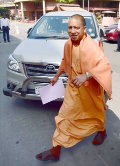 Yogi Adityanath Security: योगी आदित्यनाथ के जनता दरबार में सुरक्षाकर्मी क्यों पकड़ते हैं लोगों के कंधे, जानिए कारण