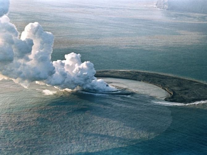 underwater volcano not erupting