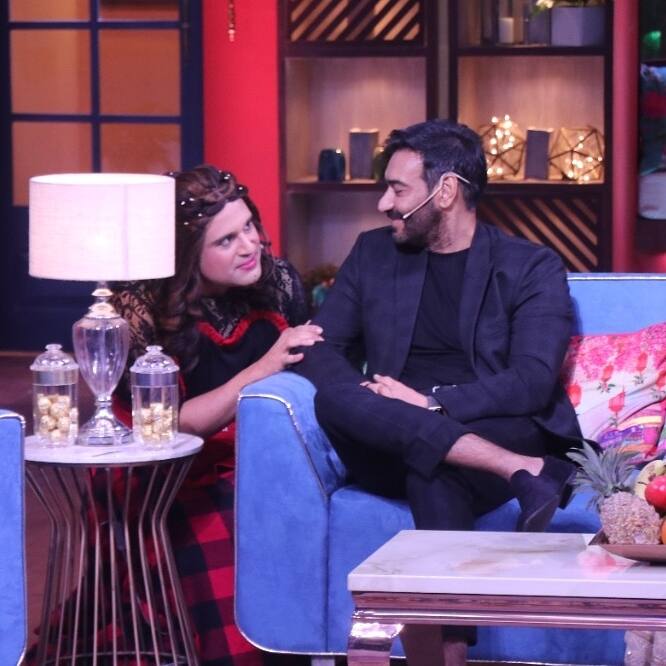 इस शो में कृष्णा अभिषेक कभी नालासोपारा की सपना बनते हैं तो कभी अपने फेवरेट स्टार्स की मिमिक्री कर दर्शकों को खूब हंसाते हैं वहीं फैंस को तो उनका अंदाज हमेशा पसंद आता ही है. लेकिन शो में आने वाले गेस्ट भी स्टेज पर उनकी एंट्री का बेसब्री से इंतजार करते हैं. (फोटो – सोशल मीडिया)