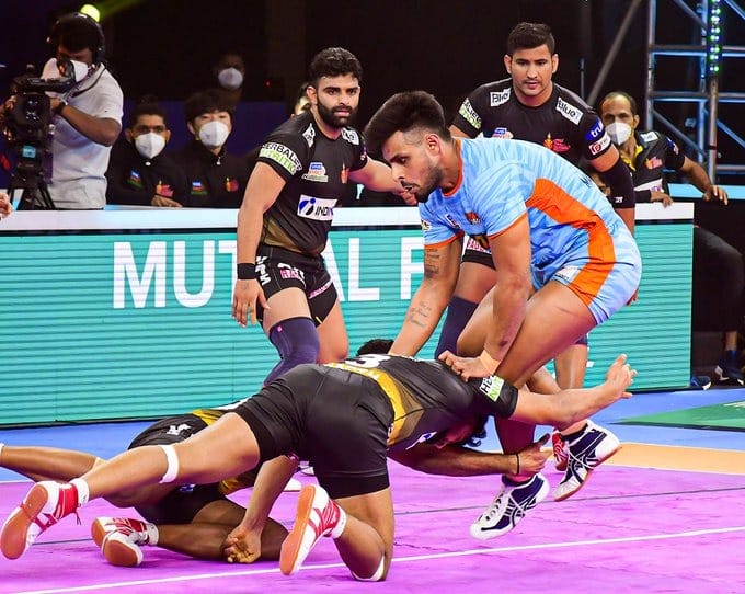 Pro Kabaddi: डिफेंडिंग चैंपियन बंगाल वॉरियर्स ने रोमांचक मुकाबले में तेलुगू टाइटंस को 28-27 से हराया, मनिंदर सिंह ने पूरा किया सीजन का 9वां सुपर 10