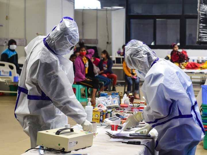 दिल्ली में आज लगातार तीसरे दिन भी कोरोना के मामलों में काफ़ी गिरावट देखने को मिली है. आज कोरोना के 12527 नये मामले सामने आए हैं जो कल के मुक़ाबले काफ़ी कम है. कल 18286 मामले सामने आये थे. इसके साथ ही कोरोना टेस्ट में भी लगातार तीसरे दिन काफ़ी कटौती देखने को मिली है. सरकार द्वारा जारी हेल्थ बुलेटिन के मुताबिक़ कल दिल्ली में 44762 टेस्ट किये गये जबकि इससे पहले 65,621 टेस्ट हुये थे और ठीक उससे एक दिन पहले 67,624 टेस्ट किये गये थे. ऐसे में ये लगातार तीसरा दिन है जब टेस्ट में भी भारी कटौती की गयी है.