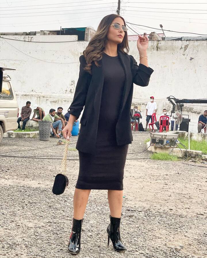 यात हिनाने काळ्या रंगाचा सूट परिधान केलाय. (Photo:@realhinakhan/IG)