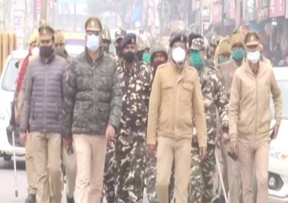 UP Election: विधानसभा चुनाव से पहले गोरखपुर में पुलिस और सुरक्षाबलों का फ्लैग मार्च, एसपी सिटी ने कही ये बात UP Election: विधानसभा चुनाव से पहले गोरखपुर में पुलिस और सुरक्षाबलों का फ्लैग मार्च, एसपी सिटी ने कही ये बात