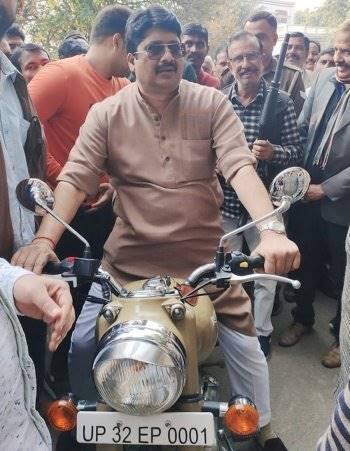 राजा भैया ने कहा था कि जिस तालाब में लोग मगरमच्छ पालने का इल्जाम लगाते हैं उसी में मैं मछलियां पालता हूं और लाखों कमाता हूं.