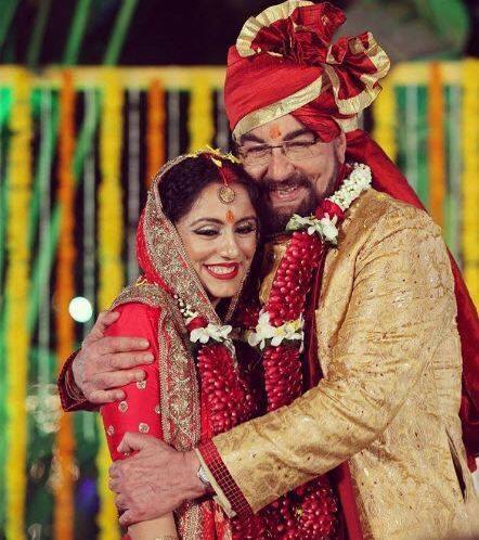 बॉलीवुड एक्टर कबीर बेदी ने हाल ही में परवीन दुसांज से चौथी शादी की है. इनकी पहली शादी ओडिसी डांसर प्रोतिमा बेदी से हुई थी. एक्ट्रेस पूजा बेदी कबीर और प्रोतिमा की बेटी हैं.