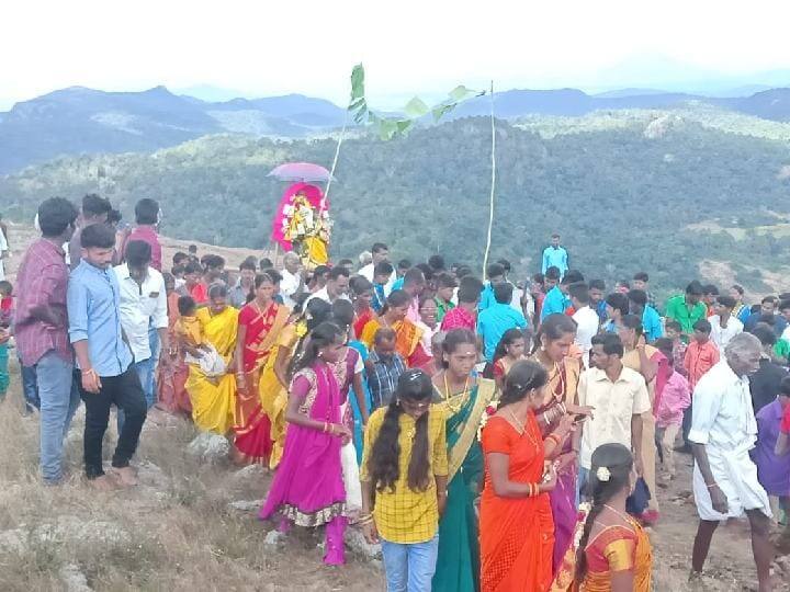 சித்தேரி மலை உச்சியில் உள்ள வெங்கட்ரமண சுவாமி கோயிலில் மலைவாழ் மக்கள் பொங்கல் வழிபாடு