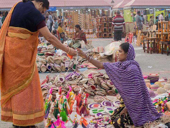 इस स्कीम के तहत स्ट्री वेंडर्स को एक साल के लिए 10,000 रुपये तक का कोलेट्रल फ्री लोन मिल सकता है. इसका मतलब यह होता है कि आपको लोन लेने के लिए किसी भी तरह की गारंटी नहीं देनी होगी. इसके अलावा आप लोन का पेमेंट मंथली किस्तों में कर सकते हैं.