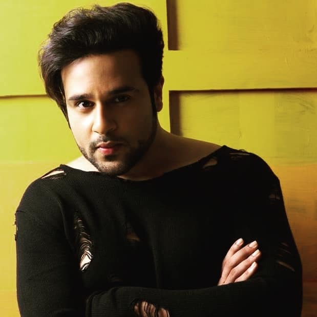 कृष्णा अभिषेक की पॉपुलैरिटी का ही आलम है कि आज इस शो में वो एक एपिसोड की अच्छी खासी फीस वसूलते हैं. मीडिया रिपोर्ट्स की माने तो कृष्णा एक एपिसोड के 10 से 12 लाख तक लेते हैं. (फोटो – सोशल मीडिया)