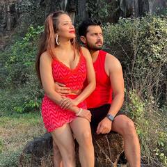 भोजपुरी एक्ट्रेस Monalisa ने पति विक्रांत के साथ ऐसे सेलिब्रेट की Wedding Anniversary, तस्वीरों में दिखी दोनों की शानदार बॉन्डिंग