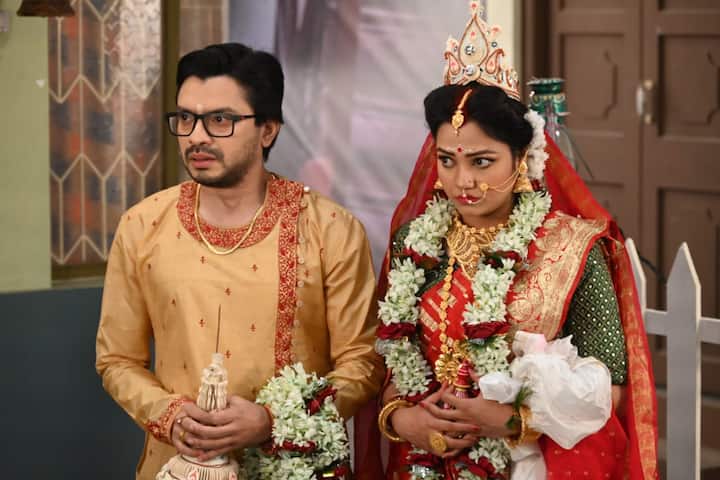 আপাতত পারমিতা ব্যস্ত তন্বী ও সৌভিকের চার হাত এক করতে। পারমিতার প্রথম পক্ষের ননদ তন্বী। সে তন্বীর কাছে দেওর সৌভিককে নিয়ে আসতে সক্ষম হয়েছে।