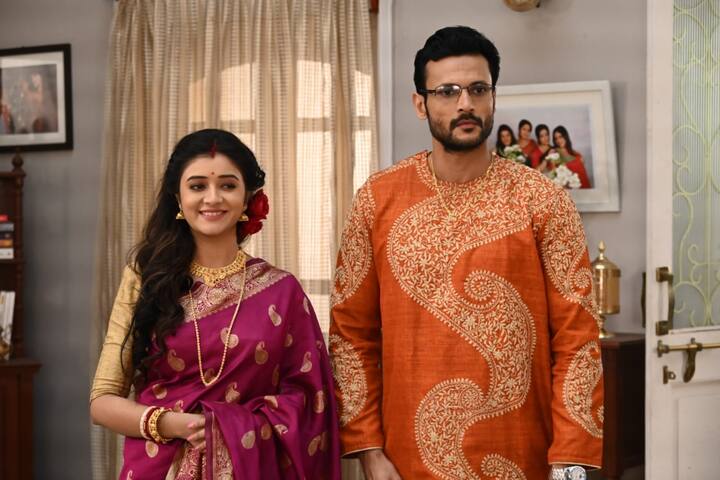 জি বাংলা (Zee Bangla) চ্যানেলের অন্যতম জনপ্রিয় ধারাবাহিক 'কড়ি খেলা' (Kori Khela)। স্বামীকে হারিয়ে সন্তানকে একা মানুষ করার লড়াই করতে থাকা পারমিতার গল্প। কিন্তু জীবন তো এক জায়গায় থেমে থাকে না। ফের তাঁর বিয়ে হয়। এক নতুন সংসারে নতুন করে শুরু। আর সেখানে নতুন লড়াইয়ের সম্মুখীন হওয়া।