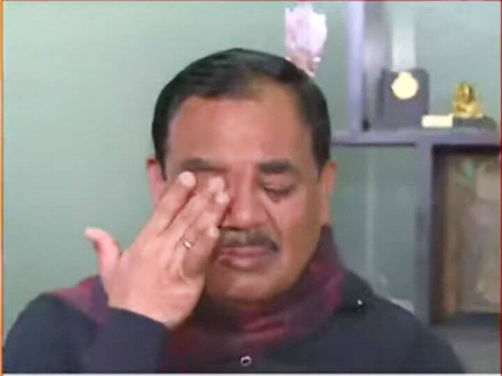 uttarakhand election 2022 minister Harak Singh Rawat emtional after being sacked from cabinet Watch: उत्तराखंड कैबिनेट से बर्खास्त होने के बाद रो पड़े हरक सिंह रावत, कहा- इतने बड़े फैसले से पहले कुछ नहीं बताया गया