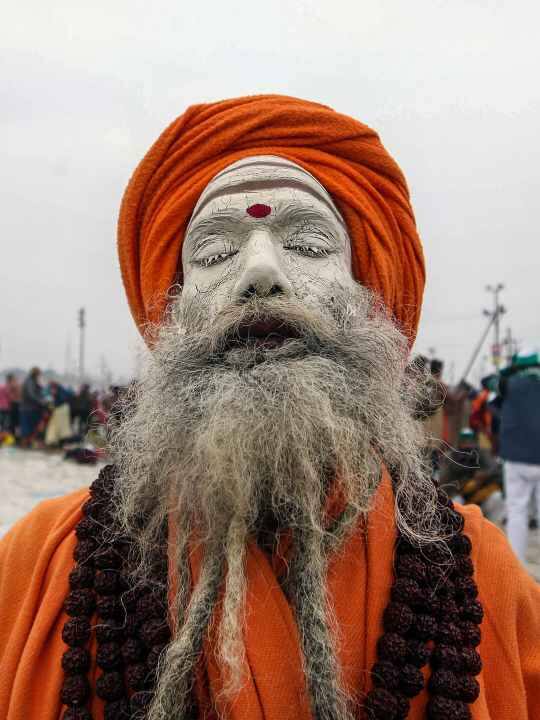 पूर्णिमा पर लाखों लोगों ने लगाई डुबकी